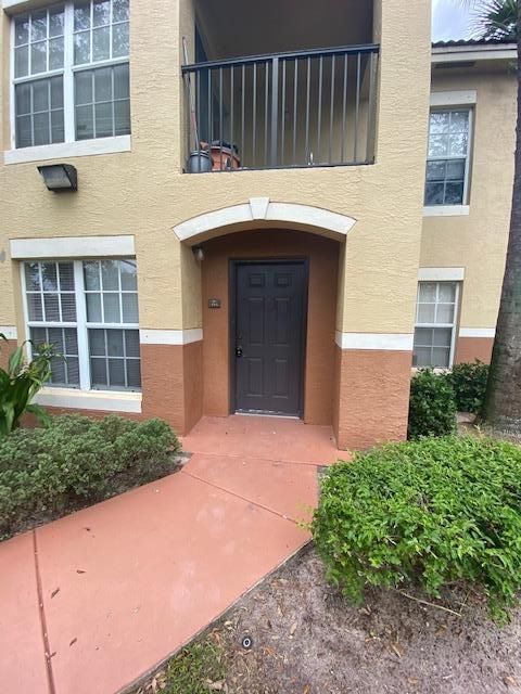 Active With Contract: $1,900 (2 beds, 2 baths, 1048 Square Feet)