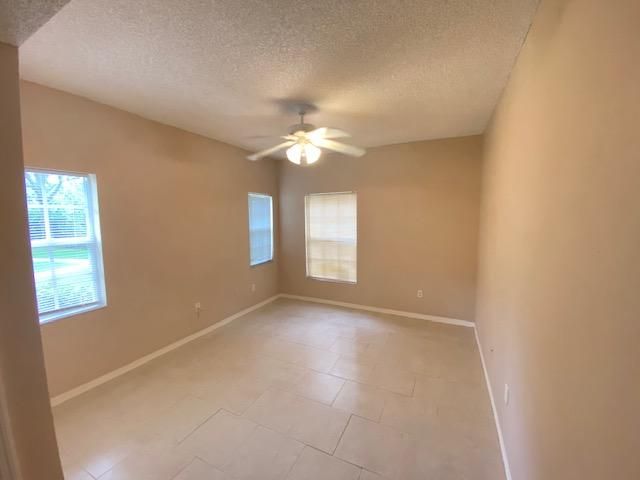 Active With Contract: $1,900 (2 beds, 2 baths, 1048 Square Feet)