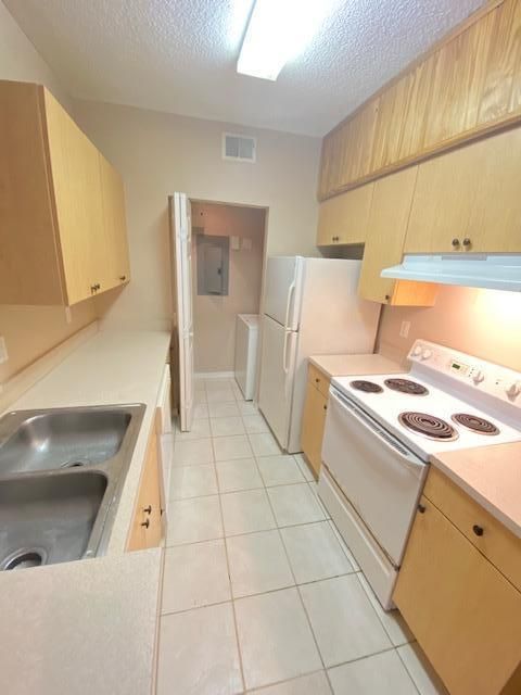 Active With Contract: $1,900 (2 beds, 2 baths, 1048 Square Feet)