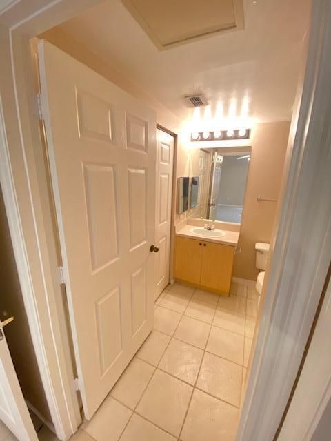 Active With Contract: $1,900 (2 beds, 2 baths, 1048 Square Feet)