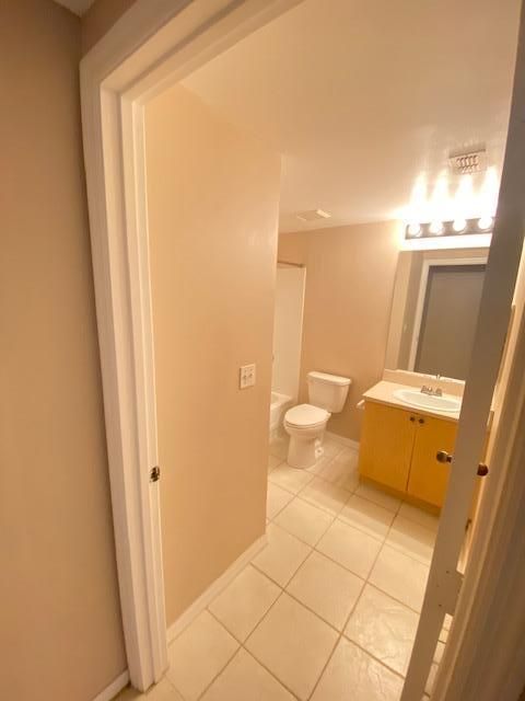 Active With Contract: $1,900 (2 beds, 2 baths, 1048 Square Feet)