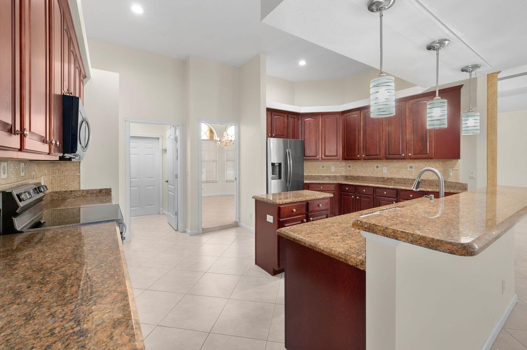 出租: $3,500 (4 贝兹, 3 浴室, 2750 平方英尺)