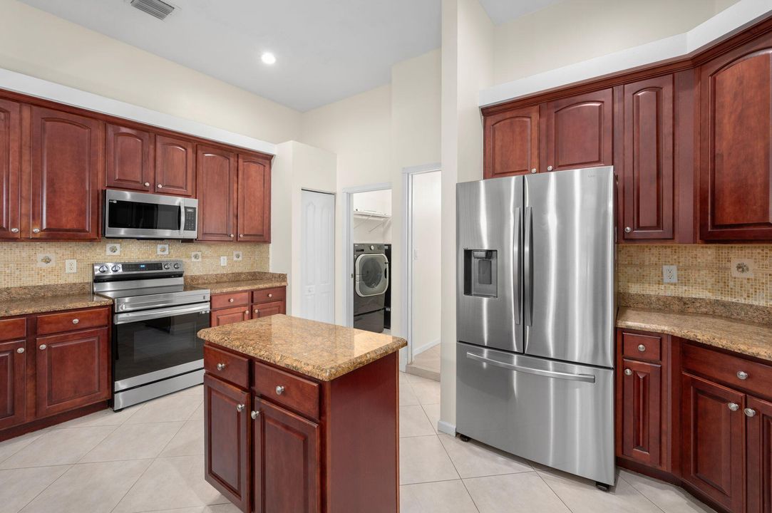 出租: $3,500 (4 贝兹, 3 浴室, 2750 平方英尺)