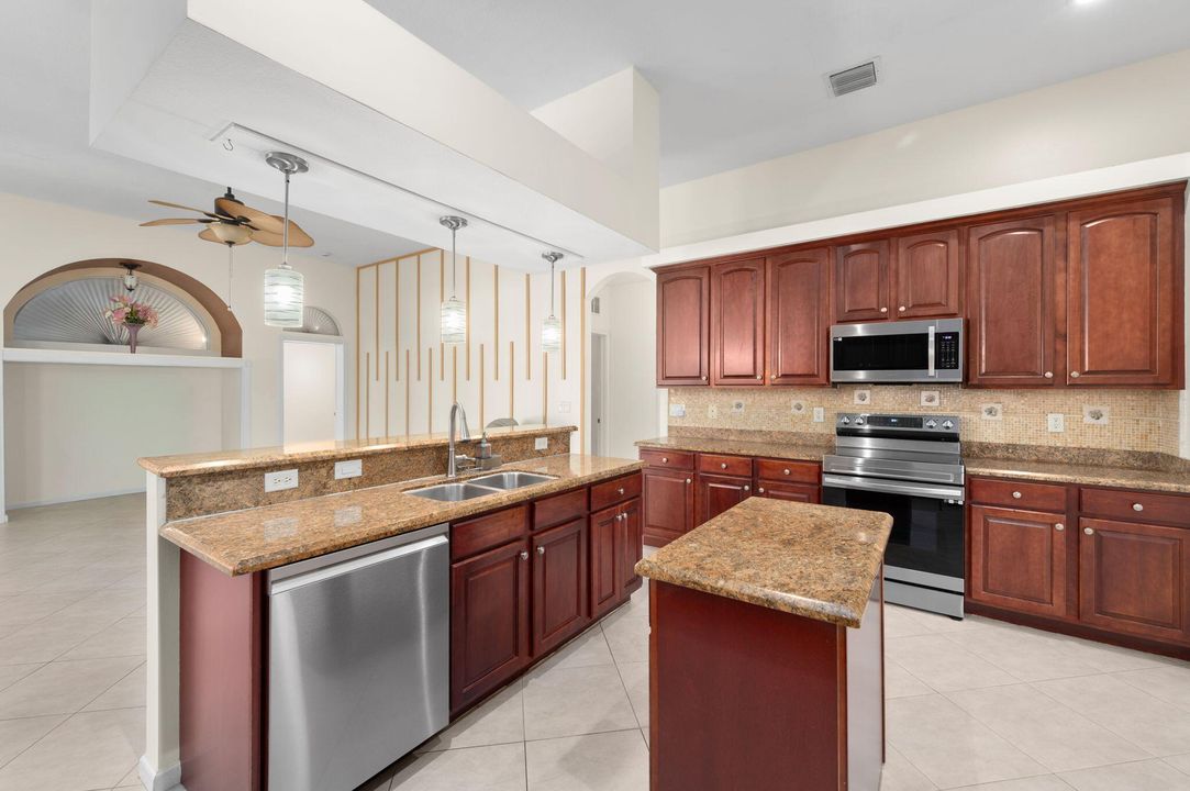 出租: $3,500 (4 贝兹, 3 浴室, 2750 平方英尺)