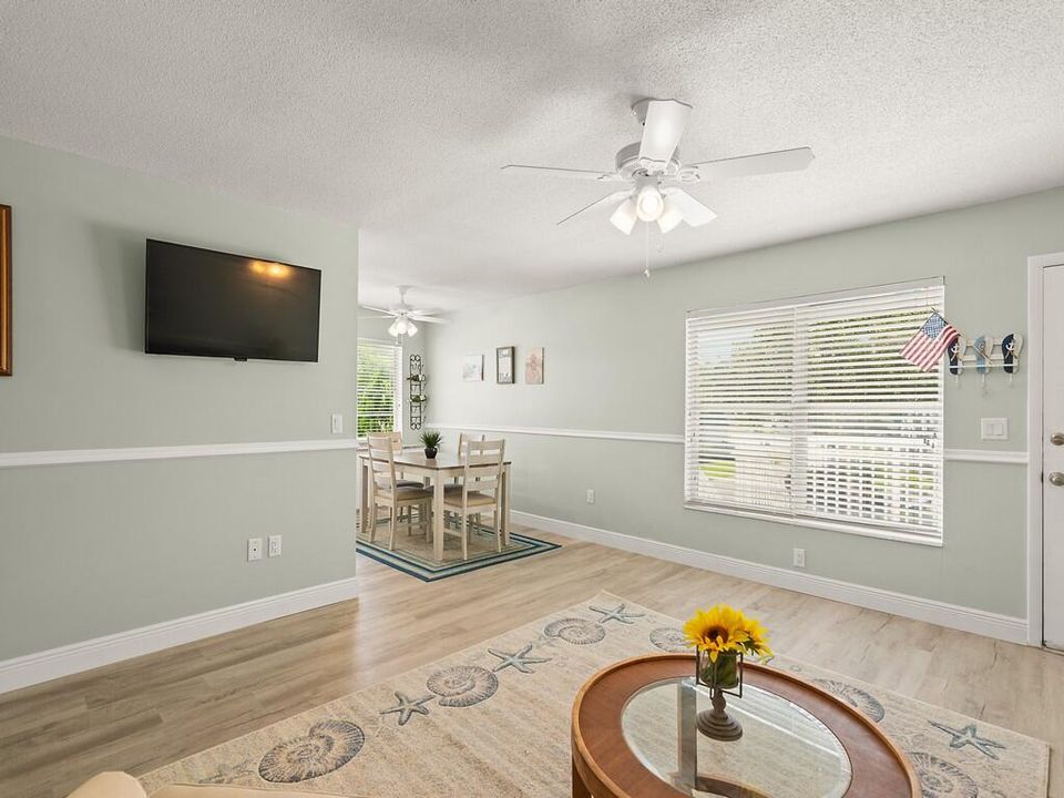 For Sale: $159,700 (2 beds, 2 baths, 1000 Square Feet)