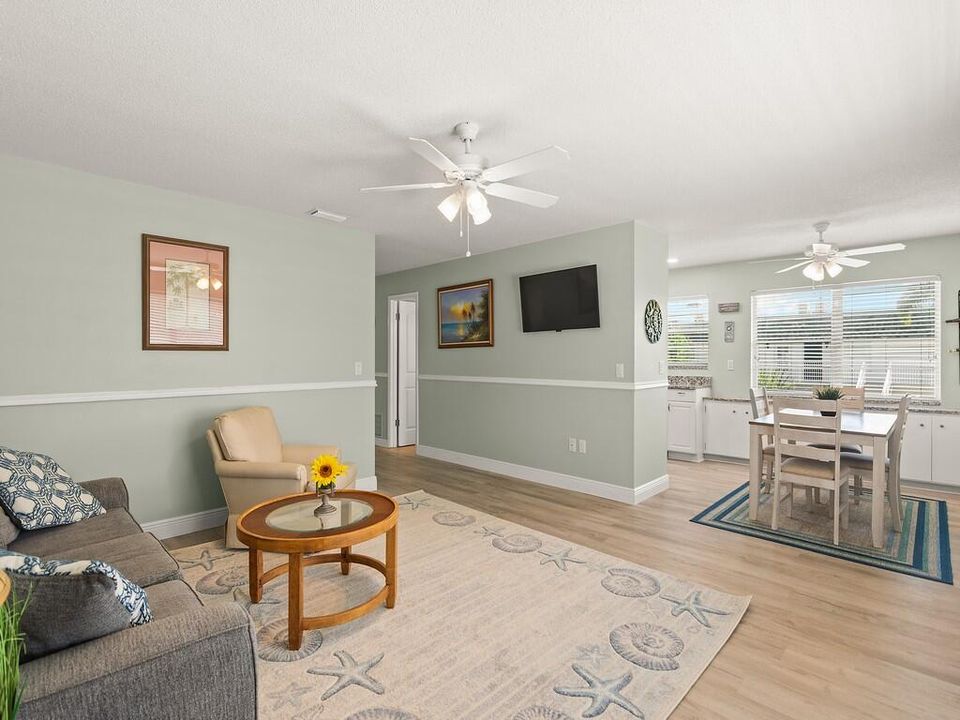 For Sale: $159,700 (2 beds, 2 baths, 1000 Square Feet)