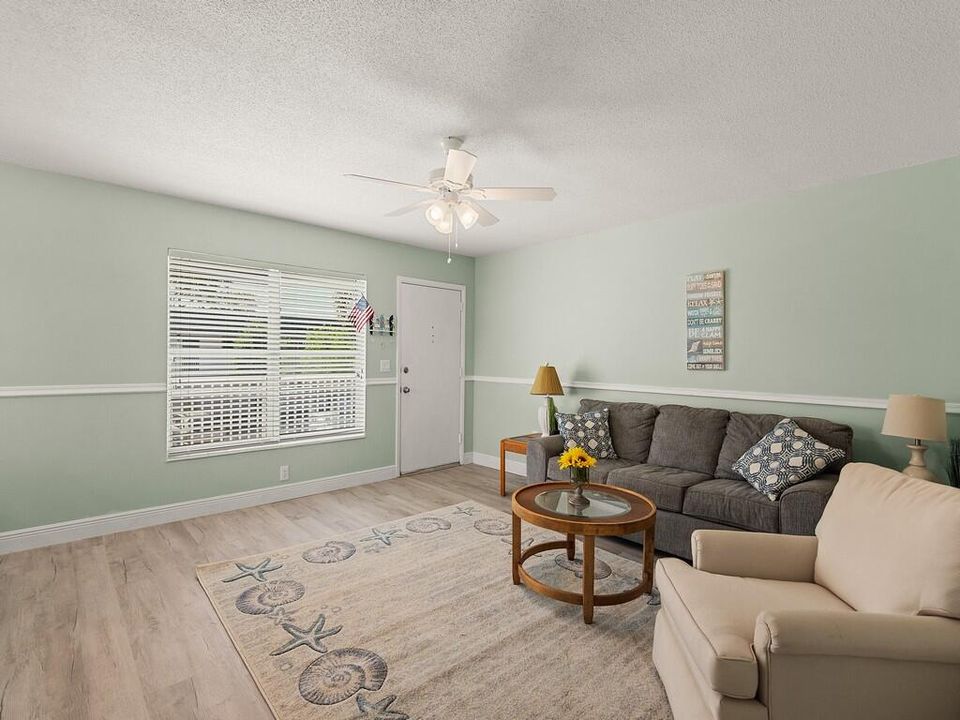 For Sale: $159,700 (2 beds, 2 baths, 1000 Square Feet)