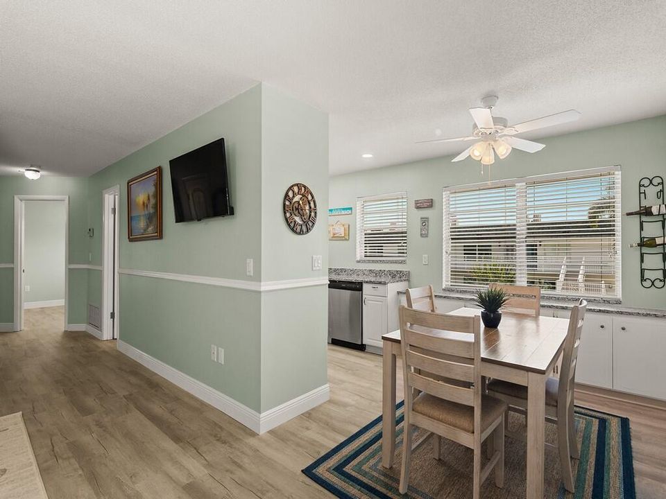 For Sale: $159,700 (2 beds, 2 baths, 1000 Square Feet)