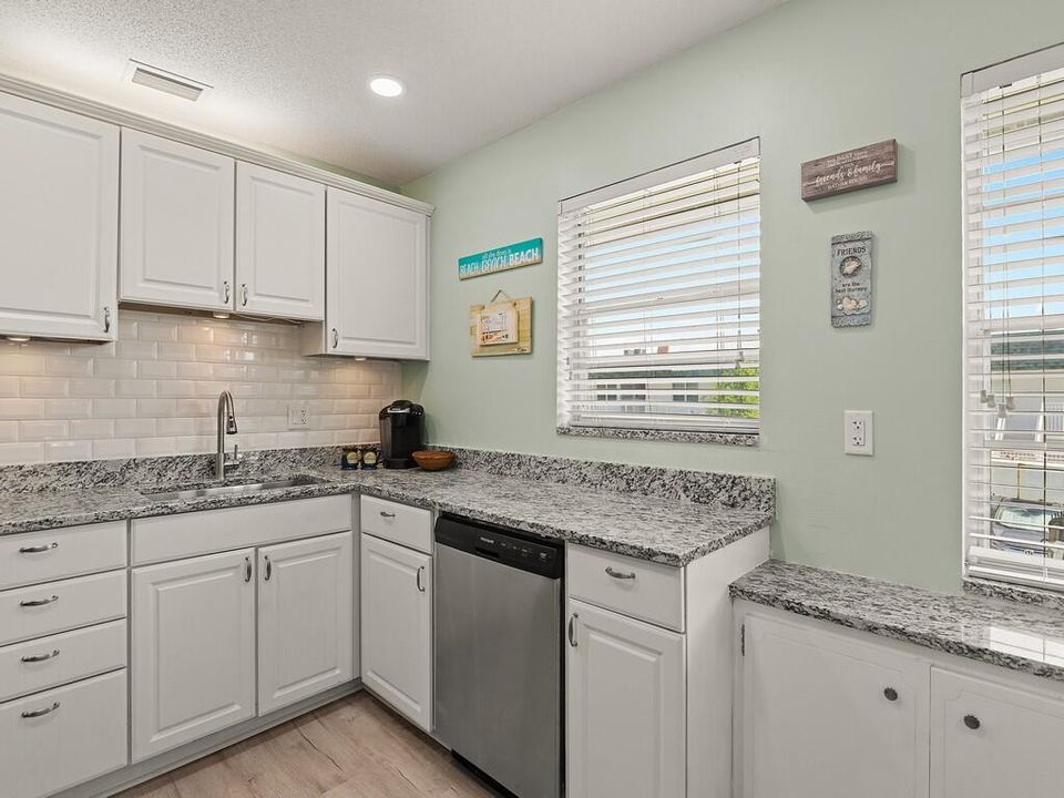 For Sale: $159,700 (2 beds, 2 baths, 1000 Square Feet)