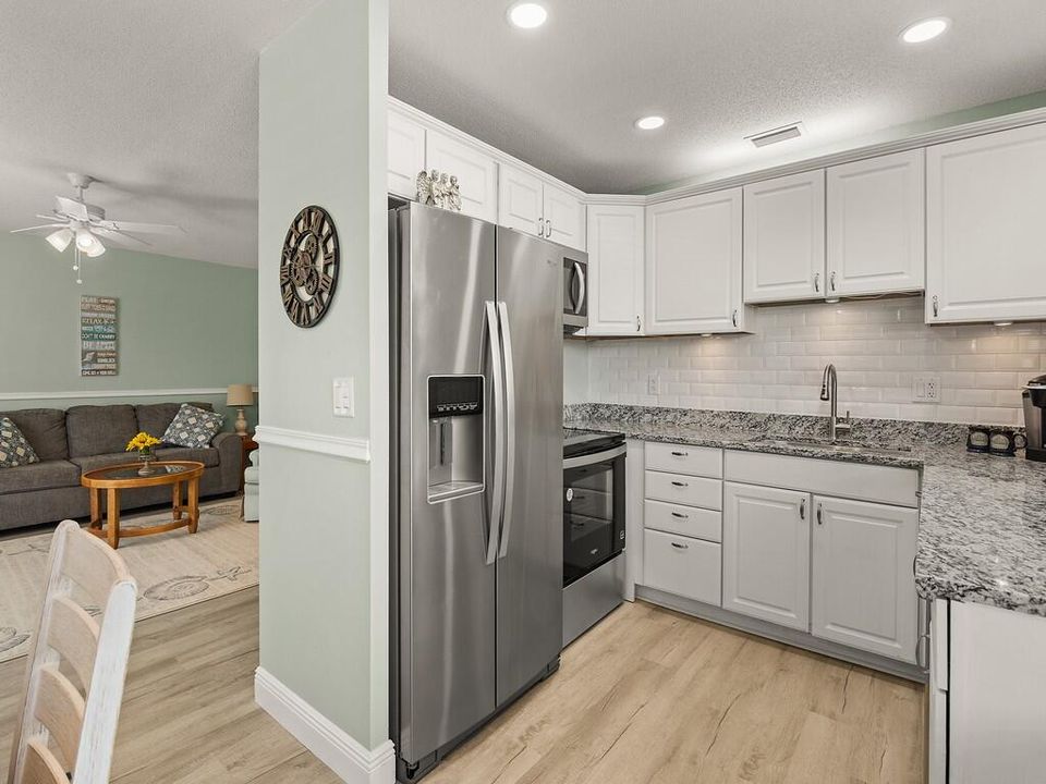 For Sale: $159,700 (2 beds, 2 baths, 1000 Square Feet)