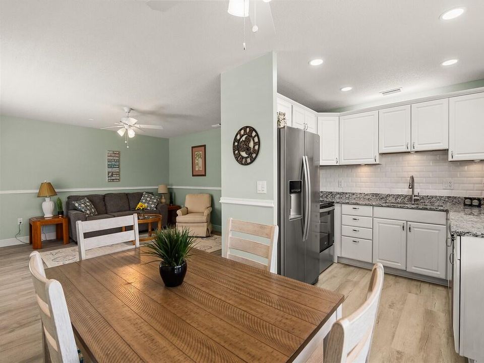 For Sale: $159,700 (2 beds, 2 baths, 1000 Square Feet)