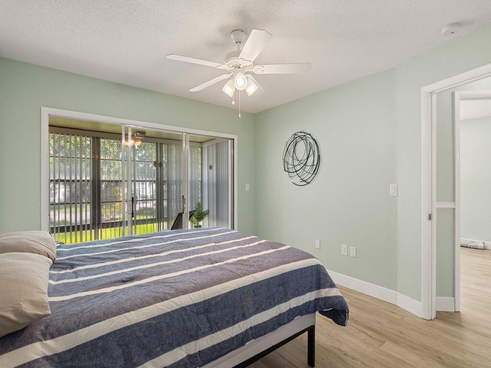 For Sale: $159,700 (2 beds, 2 baths, 1000 Square Feet)