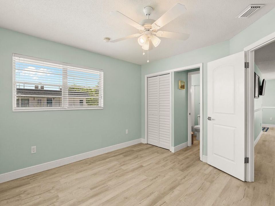 For Sale: $159,700 (2 beds, 2 baths, 1000 Square Feet)