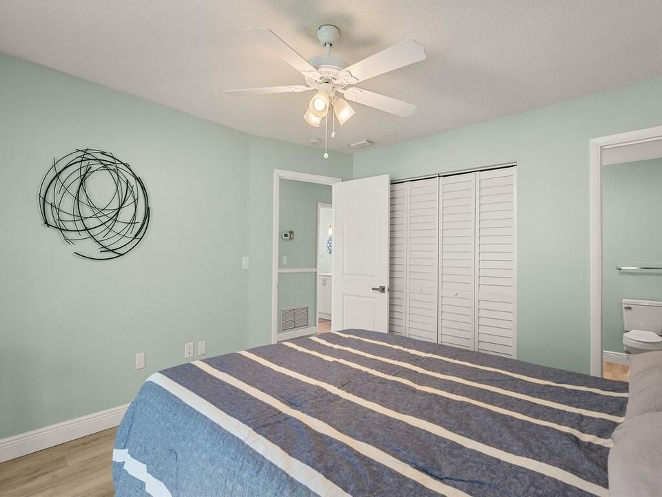 For Sale: $159,700 (2 beds, 2 baths, 1000 Square Feet)