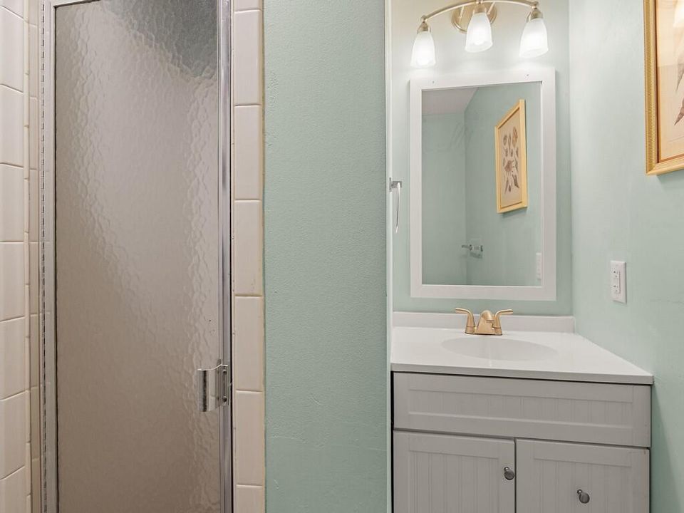 For Sale: $159,700 (2 beds, 2 baths, 1000 Square Feet)