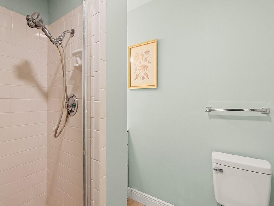 For Sale: $159,700 (2 beds, 2 baths, 1000 Square Feet)