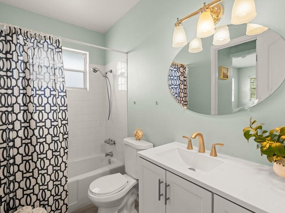 For Sale: $159,700 (2 beds, 2 baths, 1000 Square Feet)