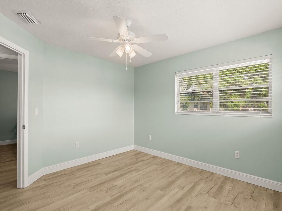 For Sale: $159,700 (2 beds, 2 baths, 1000 Square Feet)