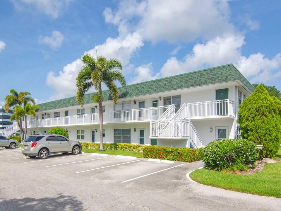 For Sale: $159,700 (2 beds, 2 baths, 1000 Square Feet)