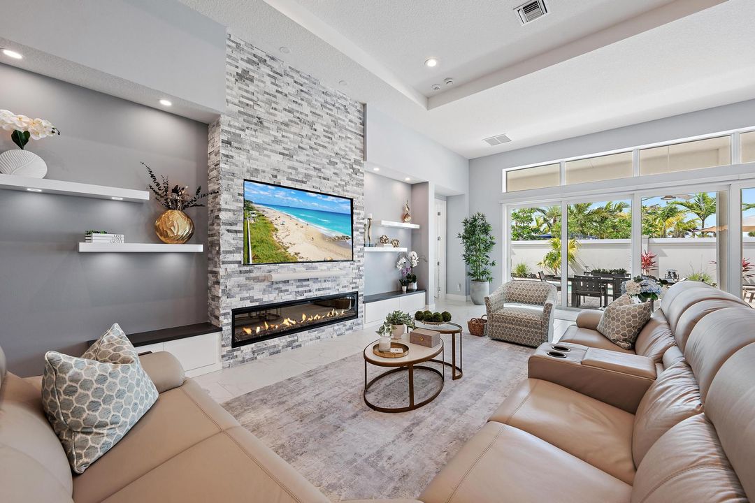 Под контрактом: $1,289,000 (3 спален, 2 ванн, 2922 Квадратных фут)