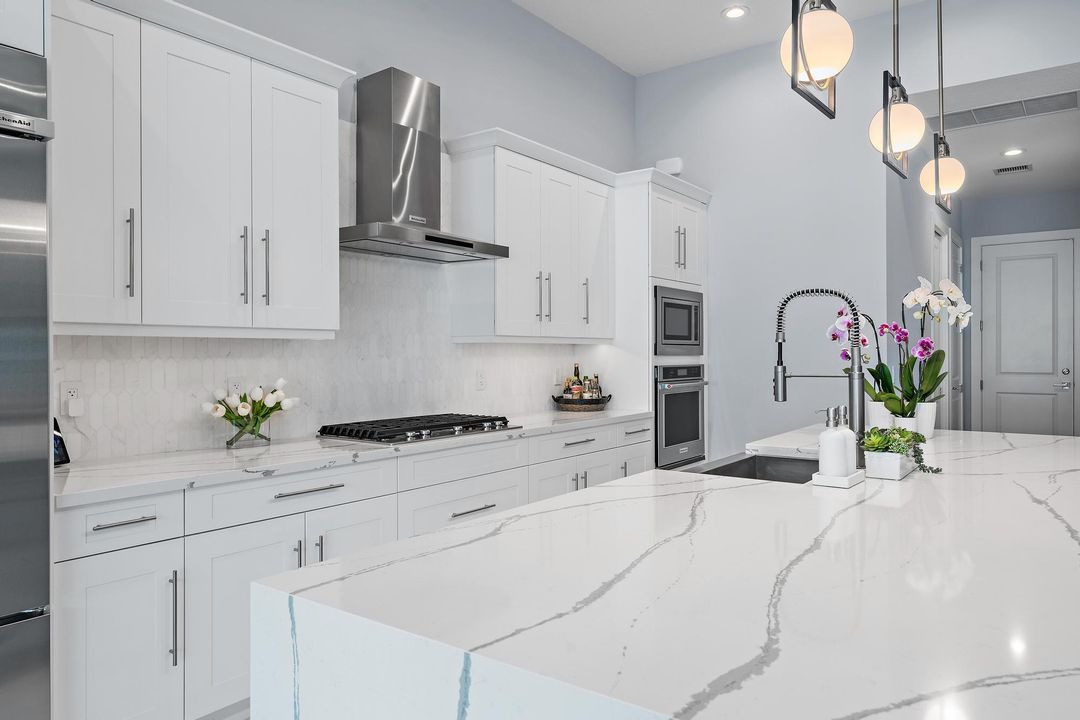 Под контрактом: $1,289,000 (3 спален, 2 ванн, 2922 Квадратных фут)