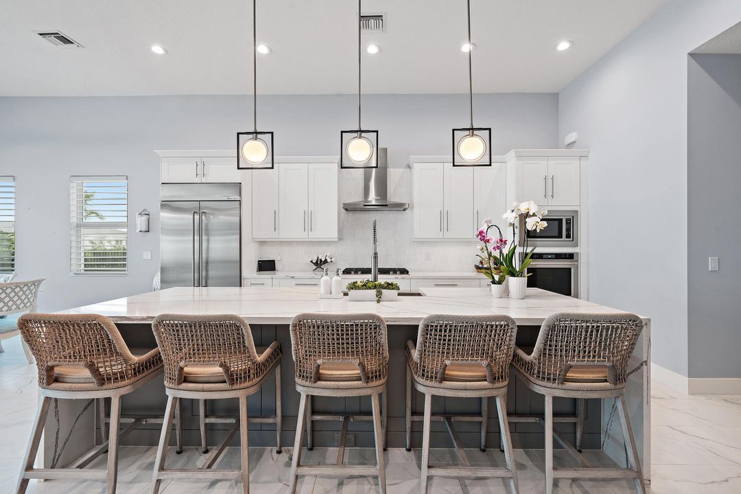 Под контрактом: $1,289,000 (3 спален, 2 ванн, 2922 Квадратных фут)