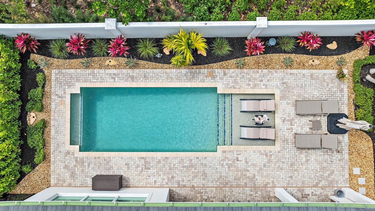 Под контрактом: $1,289,000 (3 спален, 2 ванн, 2922 Квадратных фут)