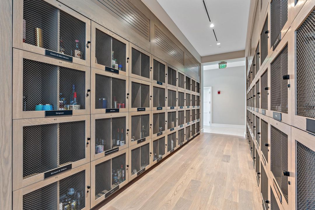 Под контрактом: $1,289,000 (3 спален, 2 ванн, 2922 Квадратных фут)