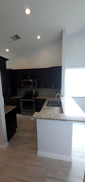 Под контрактом: $2,250 (2 спален, 2 ванн, 1096 Квадратных фут)