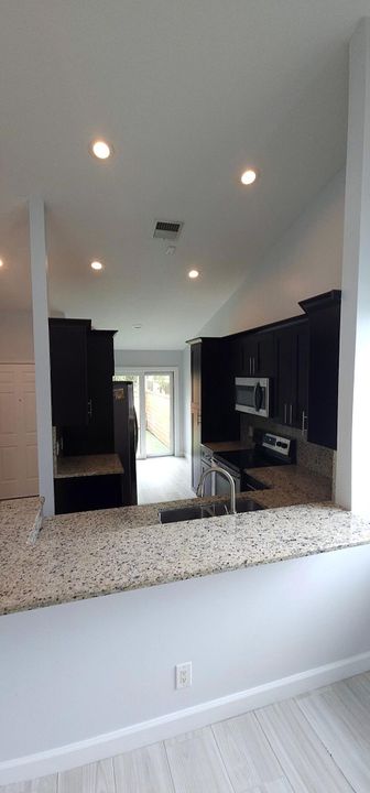 Под контрактом: $2,250 (2 спален, 2 ванн, 1096 Квадратных фут)