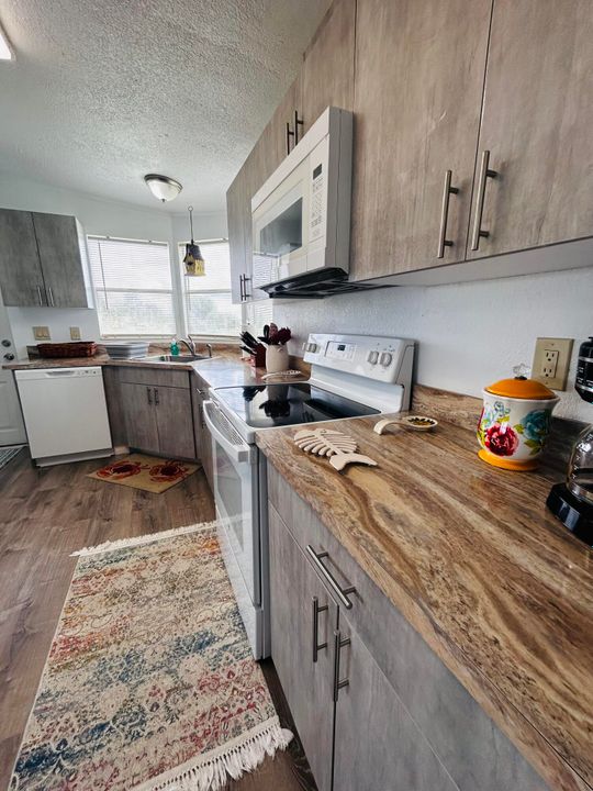 For Sale: $295,000 (3 beds, 2 baths, 1600 Square Feet)