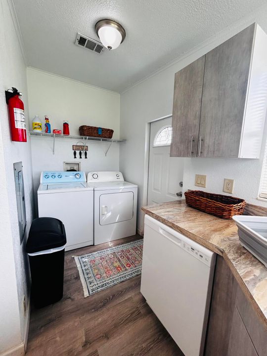 For Sale: $295,000 (3 beds, 2 baths, 1600 Square Feet)