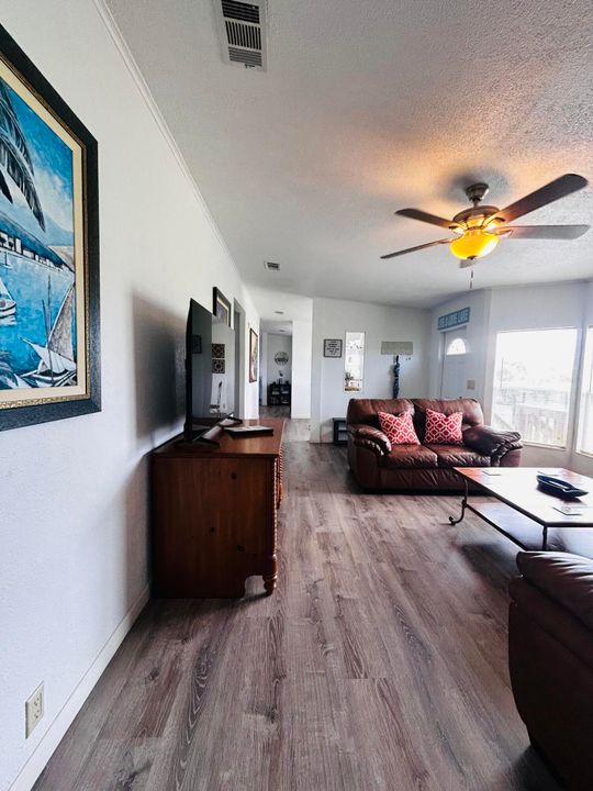 For Sale: $295,000 (3 beds, 2 baths, 1600 Square Feet)