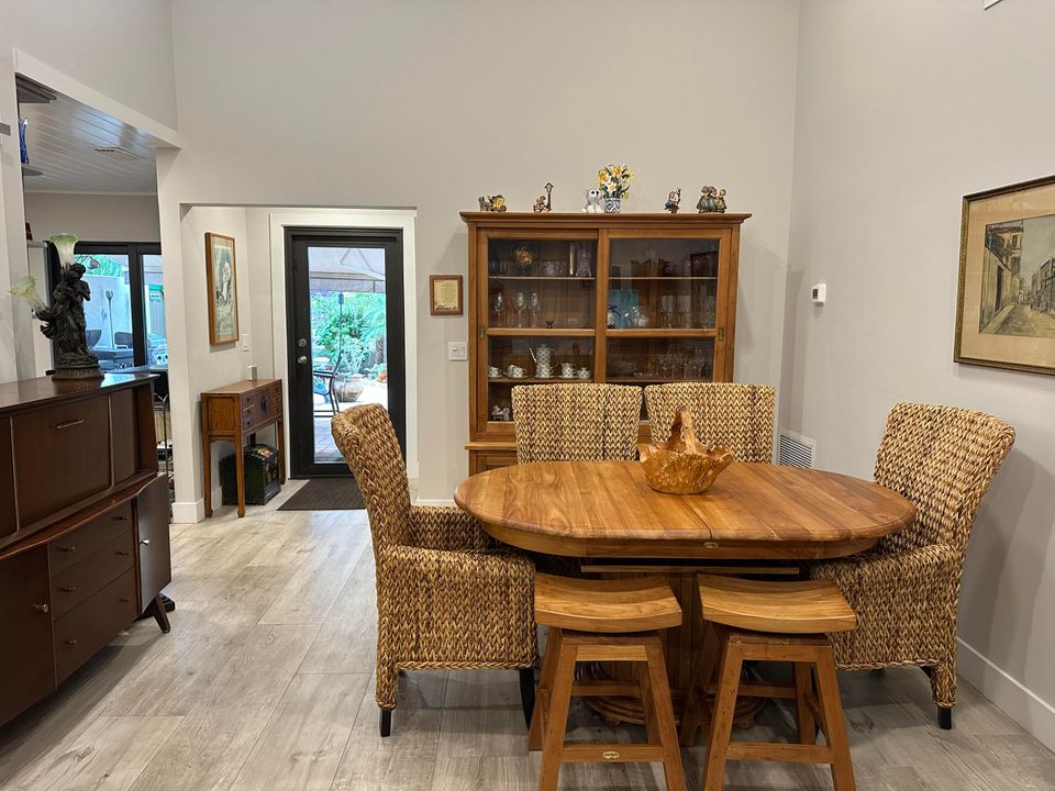 Active With Contract: $4,500 (2 beds, 2 baths, 1092 Square Feet)