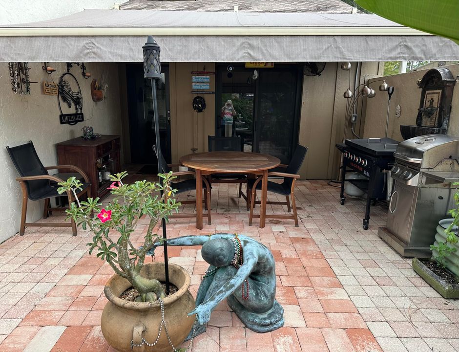 Active With Contract: $4,500 (2 beds, 2 baths, 1092 Square Feet)