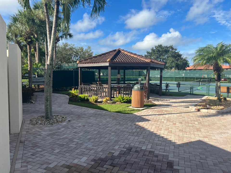 Active With Contract: $150,000 (1 beds, 1 baths, 820 Square Feet)