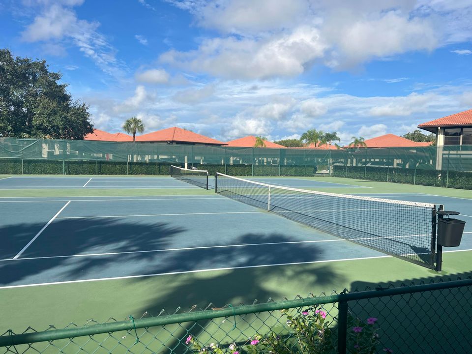 Active With Contract: $150,000 (1 beds, 1 baths, 820 Square Feet)