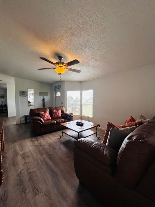 For Sale: $295,000 (3 beds, 2 baths, 1600 Square Feet)