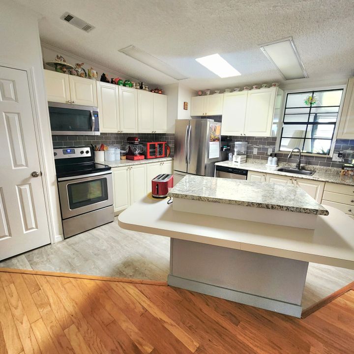 For Sale: $99,000 (2 beds, 2 baths, 1550 Square Feet)
