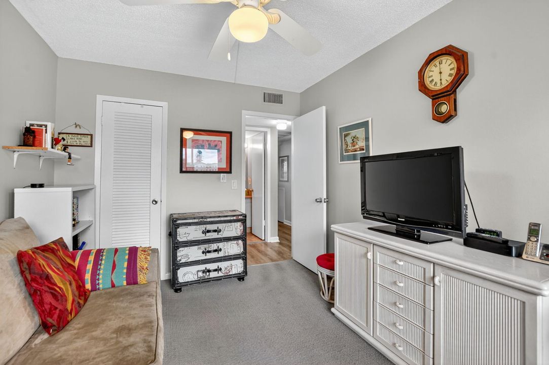 待售: $124,900 (2 贝兹, 1 浴室, 819 平方英尺)