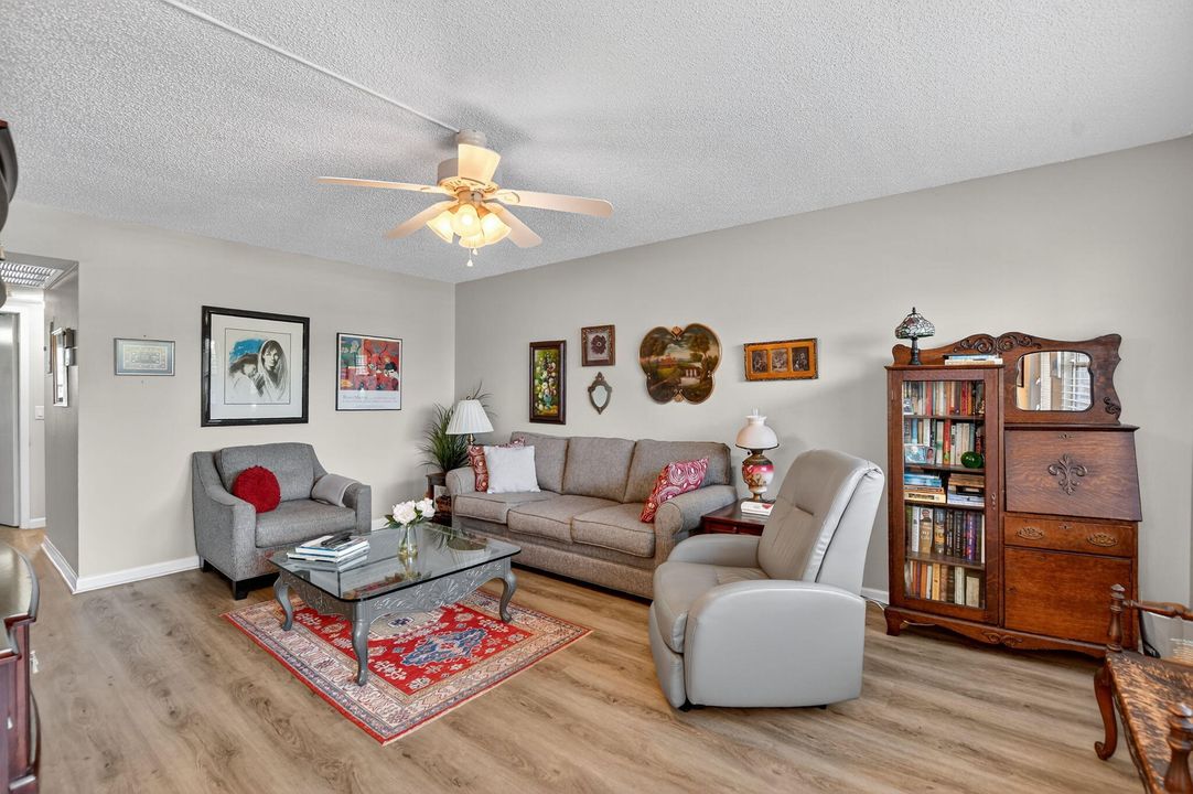 待售: $124,900 (2 贝兹, 1 浴室, 819 平方英尺)