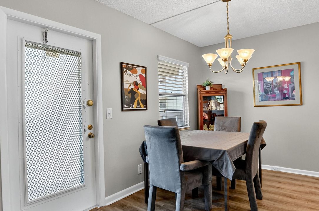 待售: $124,900 (2 贝兹, 1 浴室, 819 平方英尺)