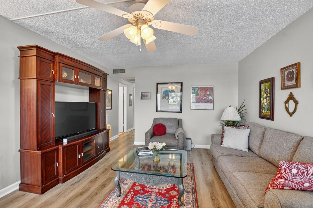 待售: $124,900 (2 贝兹, 1 浴室, 819 平方英尺)