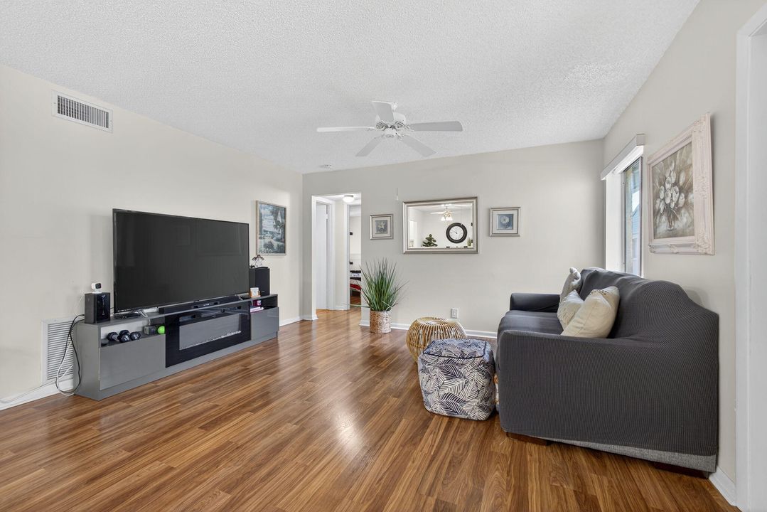 На продажу: $155,000 (2 спален, 1 ванн, 935 Квадратных фут)