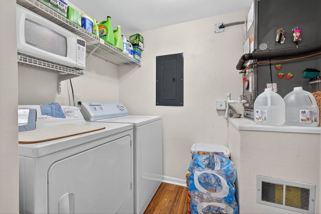 На продажу: $155,000 (2 спален, 1 ванн, 935 Квадратных фут)