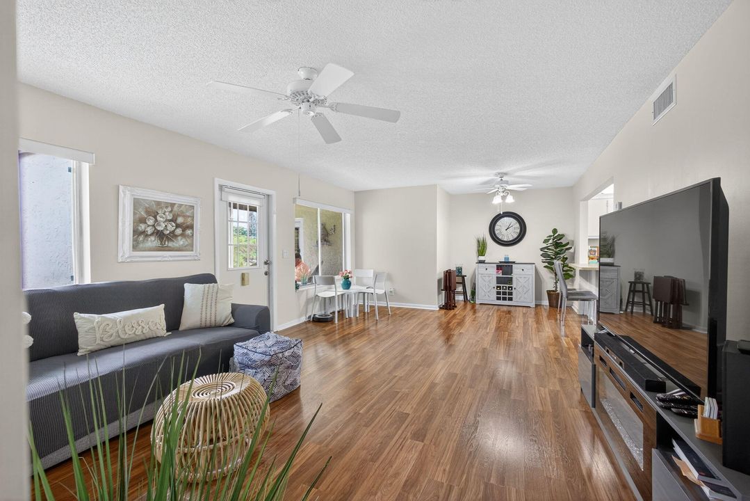 На продажу: $155,000 (2 спален, 1 ванн, 935 Квадратных фут)