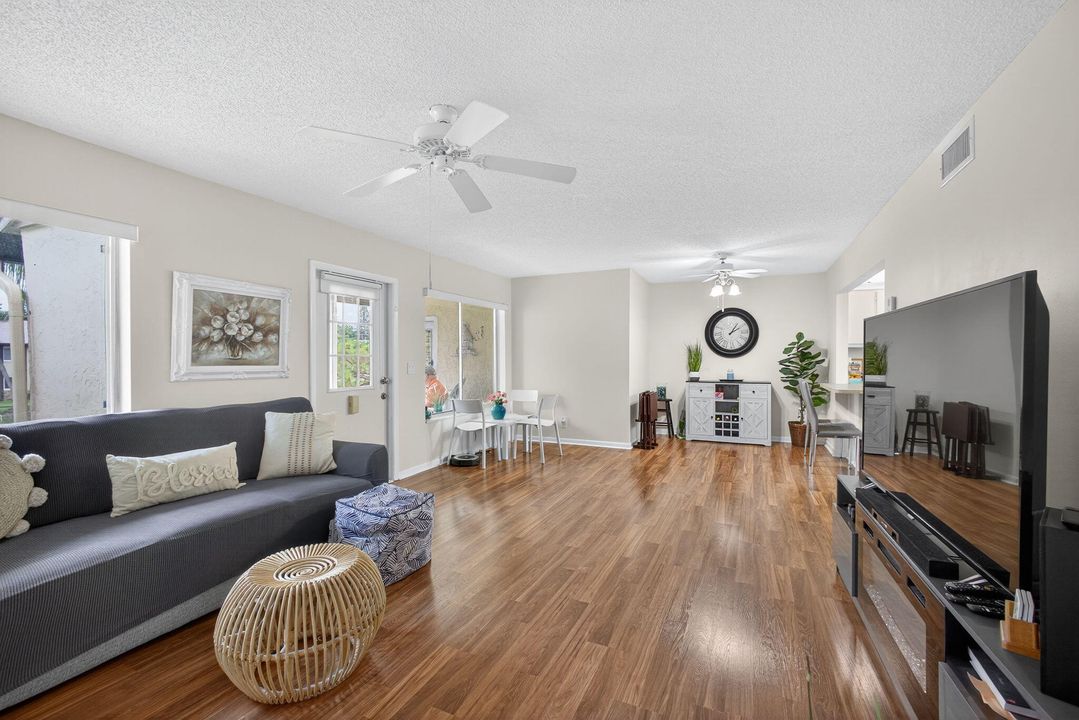 На продажу: $155,000 (2 спален, 1 ванн, 935 Квадратных фут)