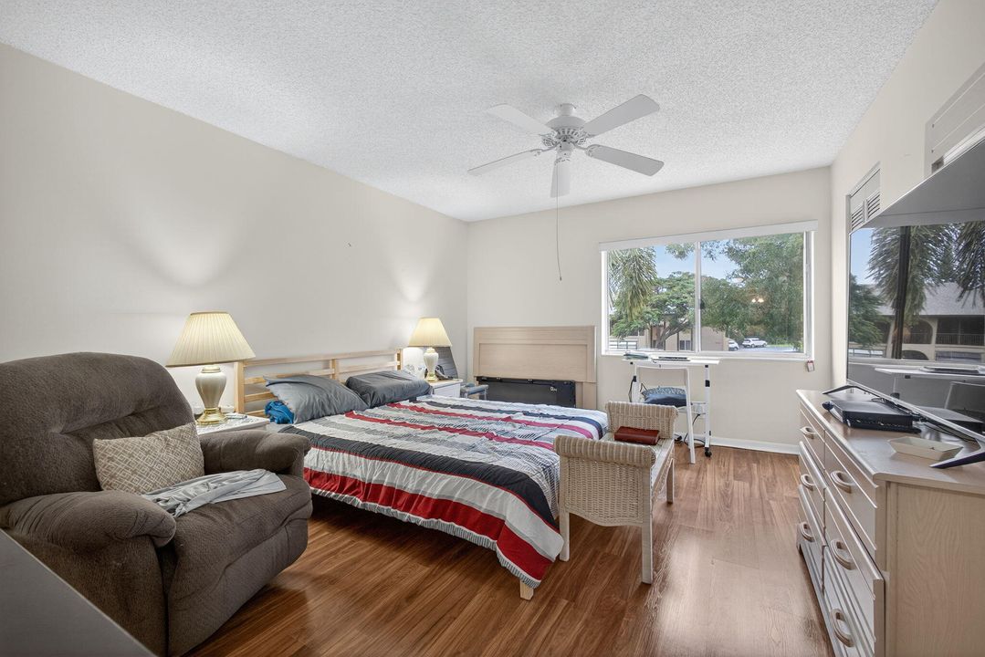 На продажу: $155,000 (2 спален, 1 ванн, 935 Квадратных фут)