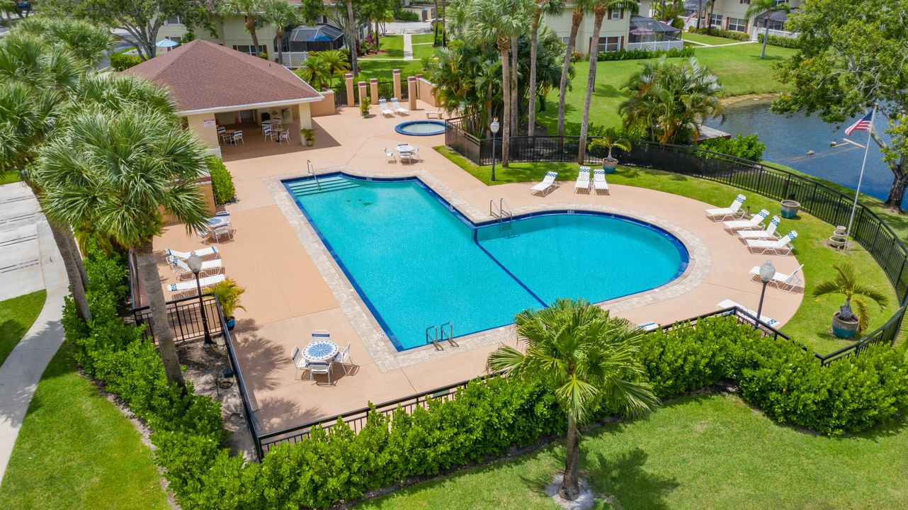 合同活跃: $299,900 (2 贝兹, 2 浴室, 1398 平方英尺)