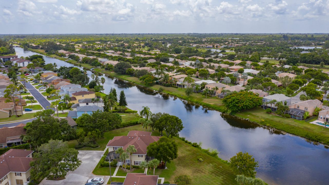 合同活跃: $299,900 (2 贝兹, 2 浴室, 1398 平方英尺)